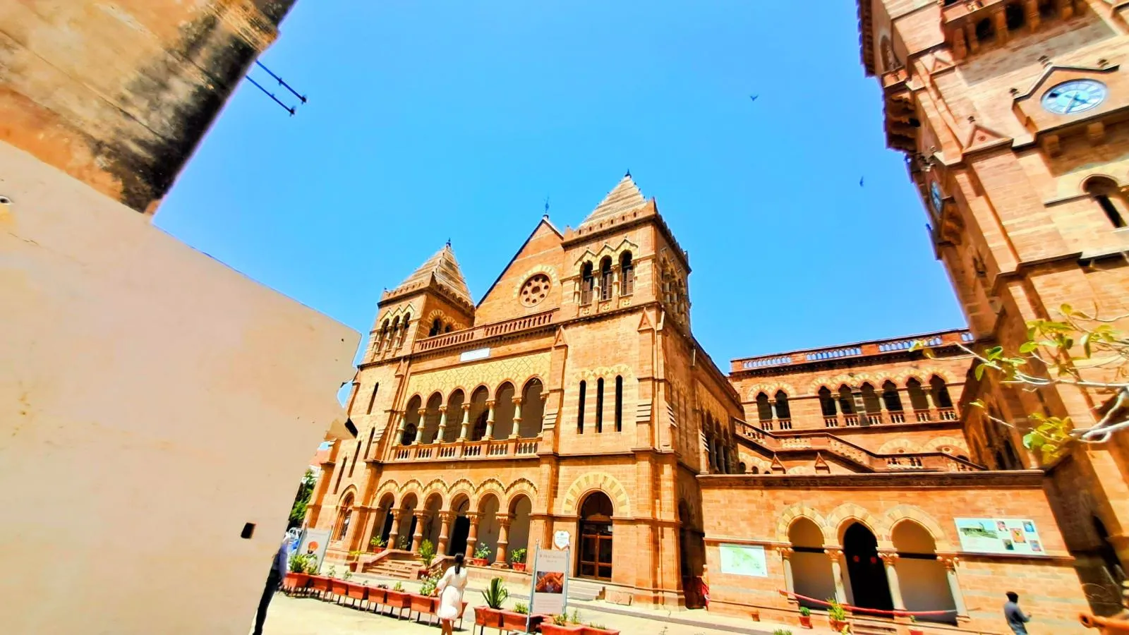 Signature Landmarks & Experiences